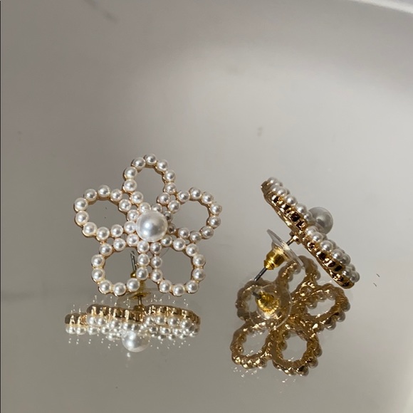Jewelry - Pearl flower earrings